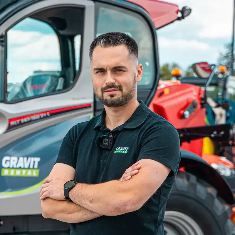 Artur Prus, wynajem ładowarek teleskopowych manitou, na portrecie zespołu GRAVIT.