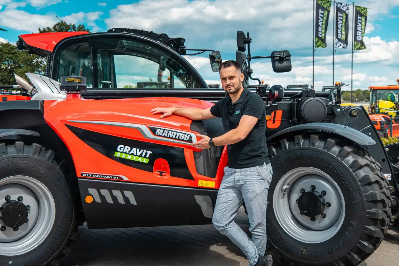Oferta żniwna: Ładowarki teleskopowe Ładowarki teleskopowe marki Manitou na placu maszyn.