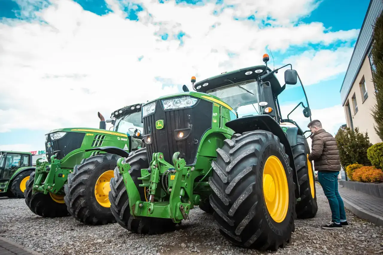 Ciągniki rolnicze John Deere – GRAVIT Rental