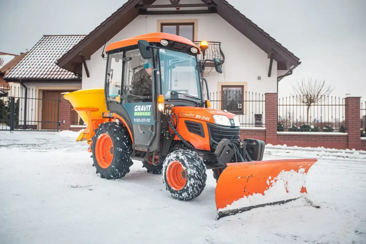 Traktorek Kubota z pługiem i zamiatarką