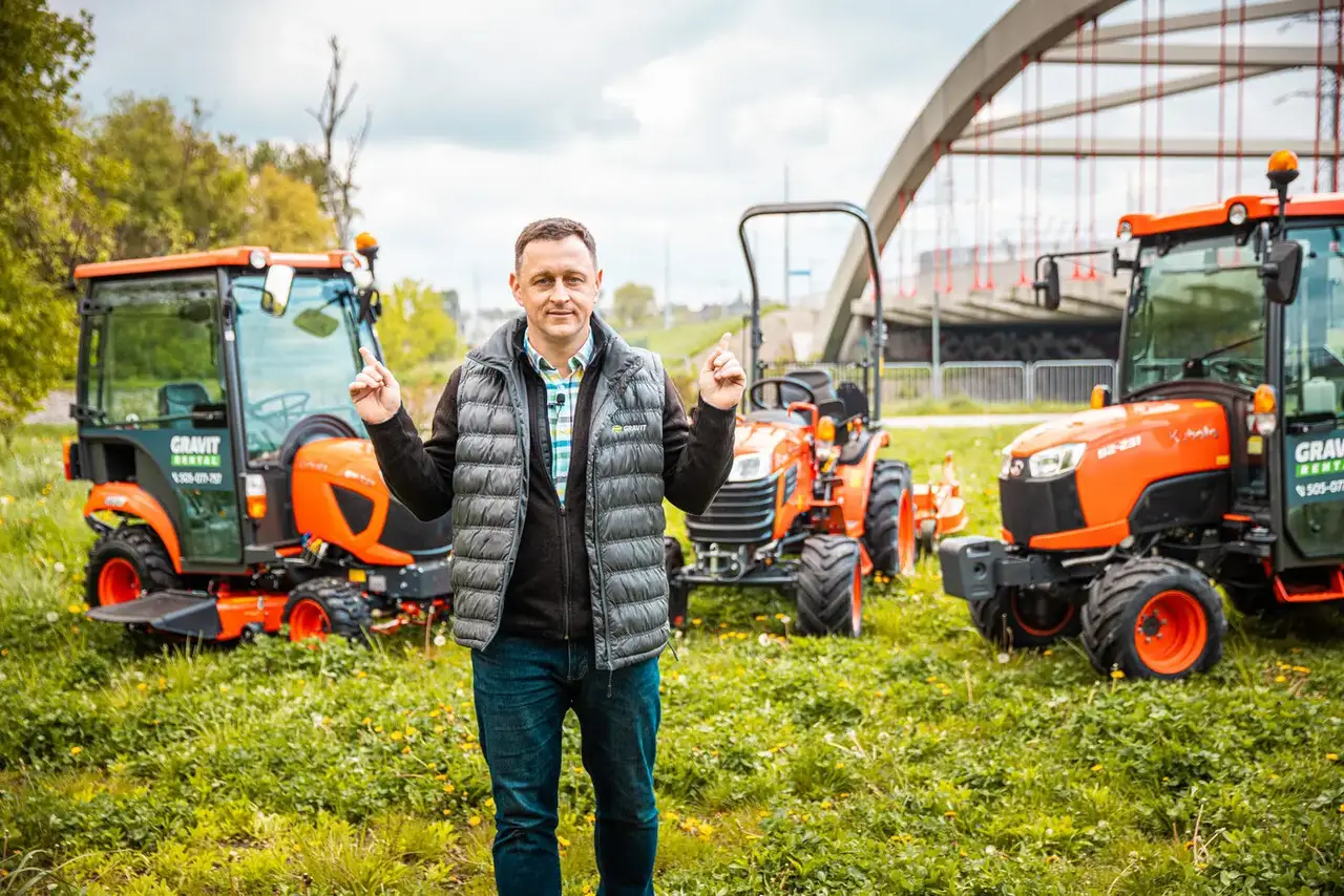 Paweł Pawlak, wynajem maszyn komunalnych kubota, na portrecie zespołu GRAVIT.