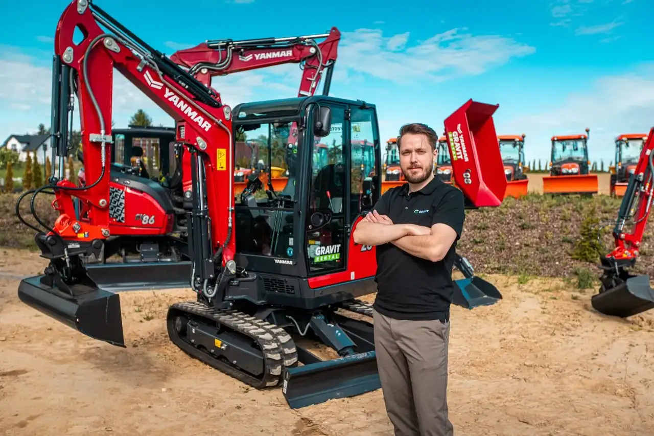 Paweł Targoński, kierownik produktu yanmar, na portrecie zespołu GRAVIT.