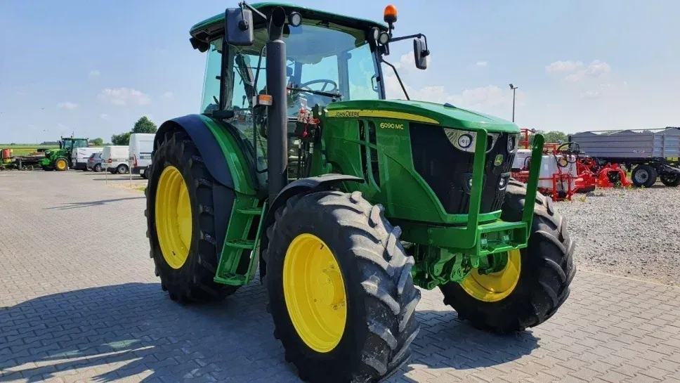 Wynajem ciągnika rolniczego John Deere do 100 KM, miniatura zdjęcia 2 z 21.