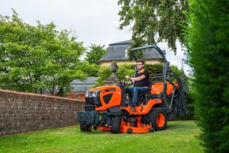Wynajem profesjonalnej kosiarki komunalnej Kubota G23LD, miniatura zdjęcia 2 z 2.