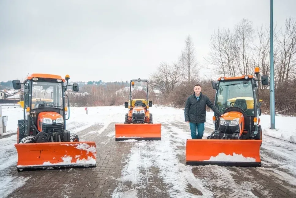 Wynajem ciągnika Kubota L2, miniatura zdjęcia 6 z 9.