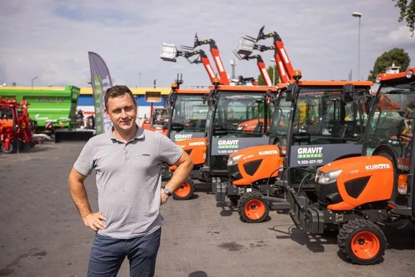 Artykuł: Kubota B1241 - zastosowanie, parametry i osprzęt Zdjęcie ilustrujące artykuł „Kubota B1241 - zastosowanie, parametry i osprzęt”.