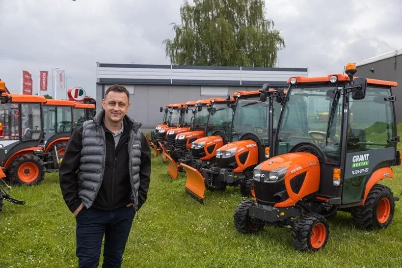 Artykuł: Traktor komunalny z osprzętem: kupić czy wynająć? Zdjęcie ilustrujące artykuł „Traktor komunalny z osprzętem: kupić czy wynająć?”.