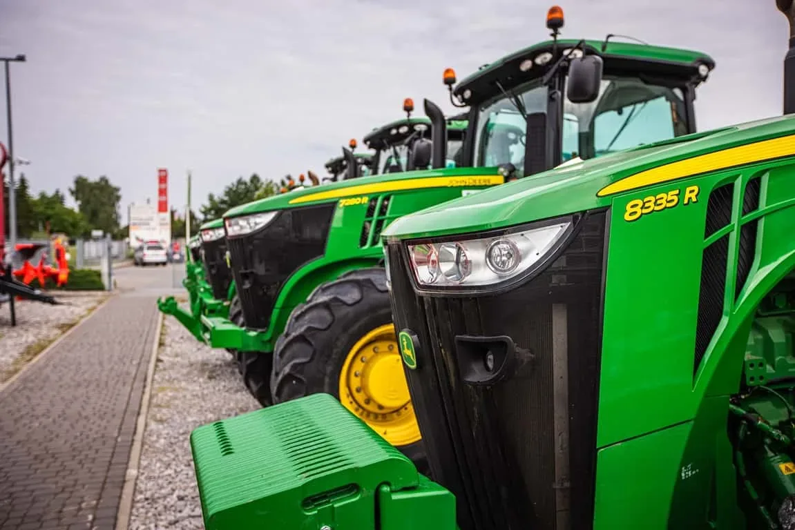 Artykuł: John Deere na wynajem - jaki ciągnik wybrać do gospodarstwa? Zdjęcie ilustrujące artykuł „John Deere na wynajem - jaki ciągnik wybrać do gospodarstwa?”.